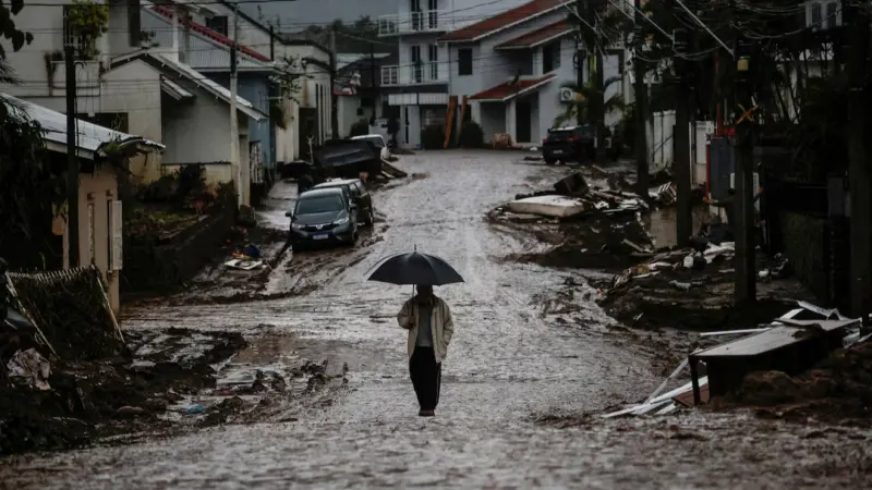 لماذا انخفضت الخسائر الاقتصادية العالمية 2025 رغم الأعاصير والحرائق؟