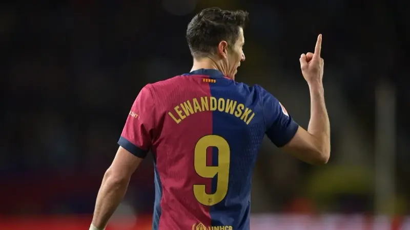 ليفاندوفسكي يلمّح لقرار حاسم بشأن مستقبله مع برشلونة