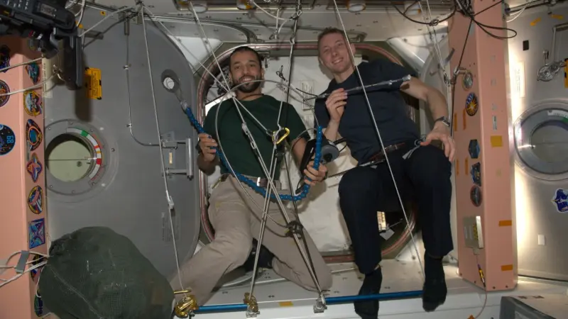 فيديو - ما هي رائحة الفضاء؟.. سلطان النيادي يُجيب