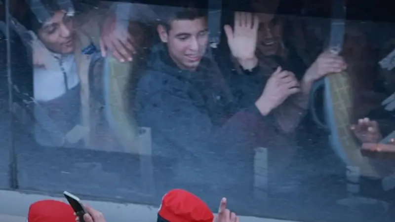 الحكومة السورية تفرج عن 126 قاصرا من سجن في الرقة