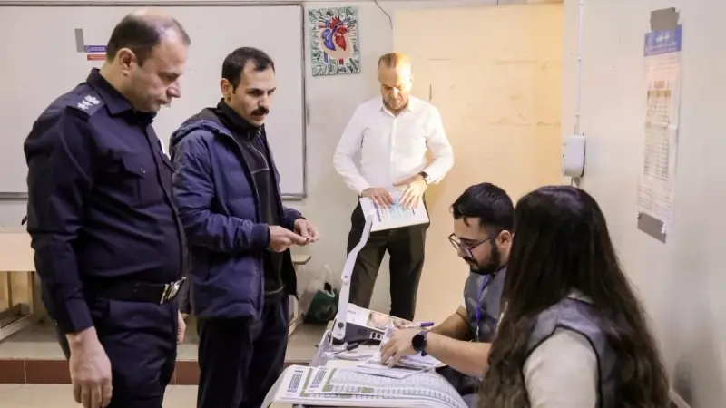 فيديو - رئيس البرلمان العراقي يفقد توازنه داخل مركز الاقتراع