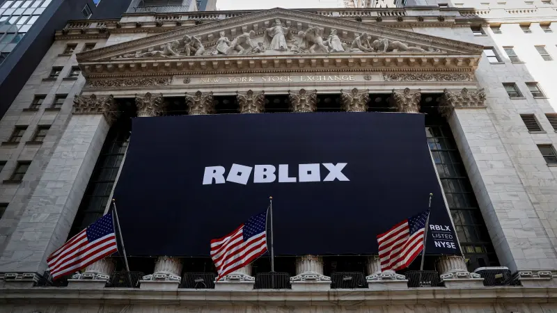 روسيا تحجب "روبلوكس" عن مواطنيها.. وتهدد بحظر "واتساب"