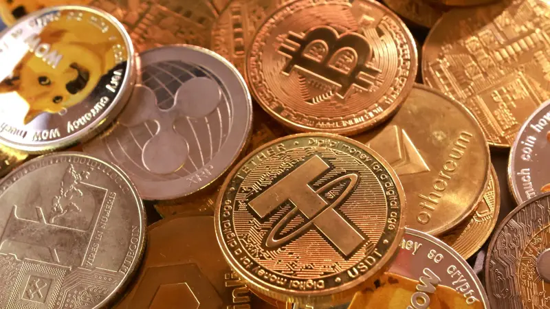 صعود سوق العملات المشفرة والبيتكوين تغازل الـ80 ألف دولار
