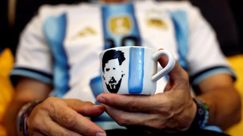 كأس العالم 2026 - منزله قطعة من الأرجنتين.. قصة مشجع تشيكي سمّى ابنه "ليونيل" من أجل ميسي