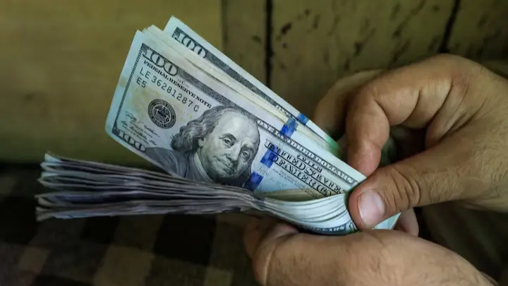 سعر الدولار الأميركي في سوريا اليوم نحو 131.75 ليرة سورية جديدة (رويترز) سعر الدولار الأميركي في سوريا اليوم نحو 131.75 ليرة سورية جديدة (رويترز)