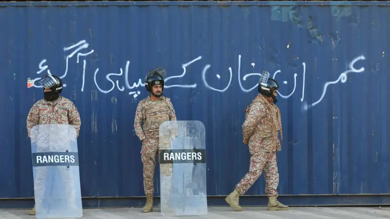 بعد اشتباكات عنيفة.. تفريق احتجاجات لأنصار عمران خان قرب العاصمة الباكستانية