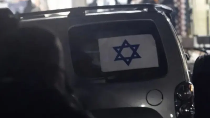 من هو سائق السيارة التي ترفع علم إسرائيل؟ الداخلية المصرية تكشف