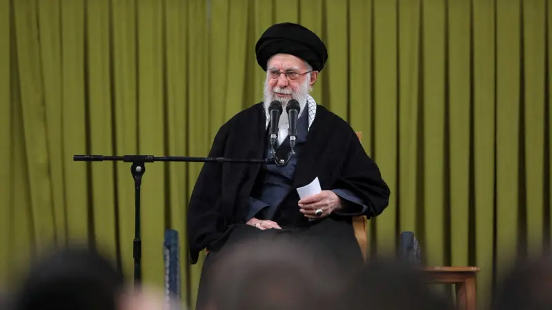 خامنئي يوجه رسالة للإيرانيين مع تصاعد خطر الحرب