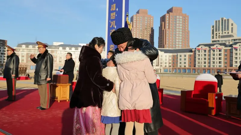 صور - كوريا الشمالية تكافئ عائلات قتلاها في روسيا