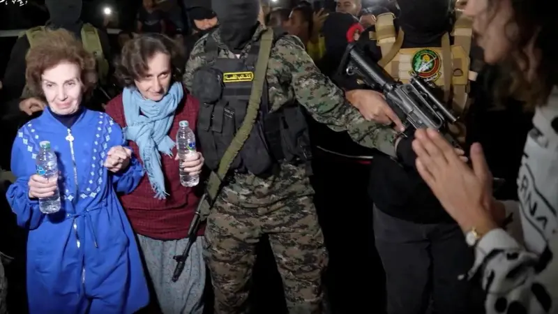 فيديو - "حماس" تفرج عن الدفعة السادسة من الأسرى الإسرائيليين