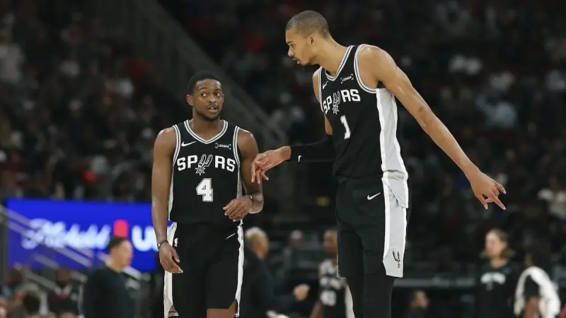 ويمبانياما يعادل رقمه القياسي في ليلة اكتساح ليكرز