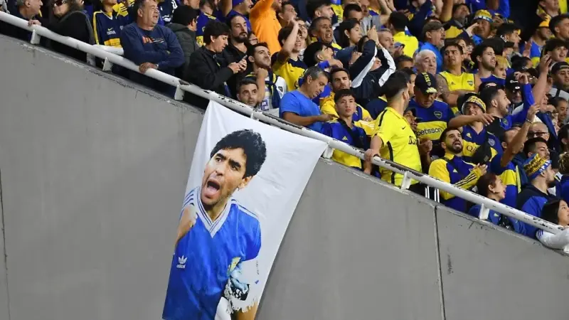 أبناء مارادونا يكشفون عن النصب التذكاري للأسطورة الأرجنتينية