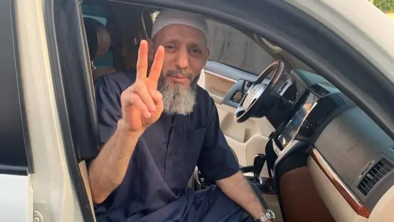 فيديو - ليبيا.. قائد ميليشيا يحتفل بخروجه من السجن بإلقاء أموال في الشارع