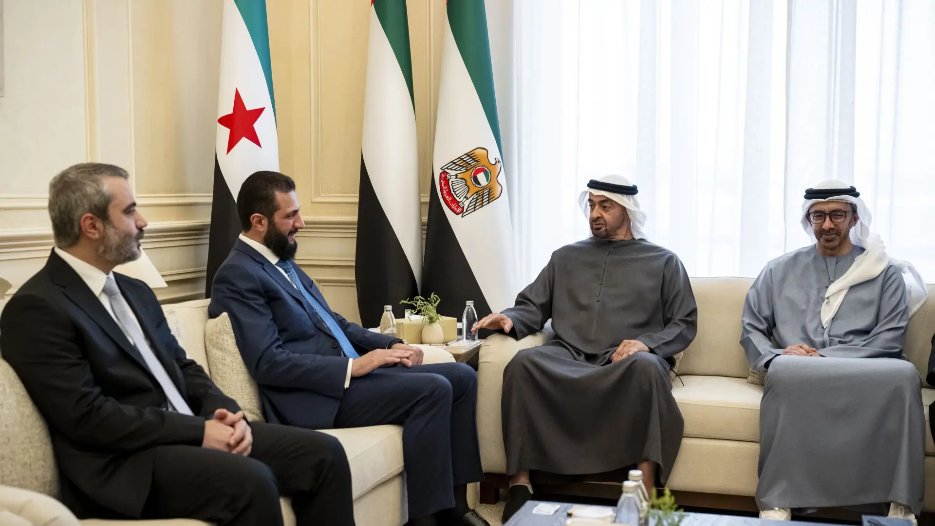 محمد بن زايد والشرع يؤكدان مواصلة دفع العلاقات الإماراتية السورية محمد بن زايد والشرع يؤكدان مواصلة دفع العلاقات الإماراتية السورية