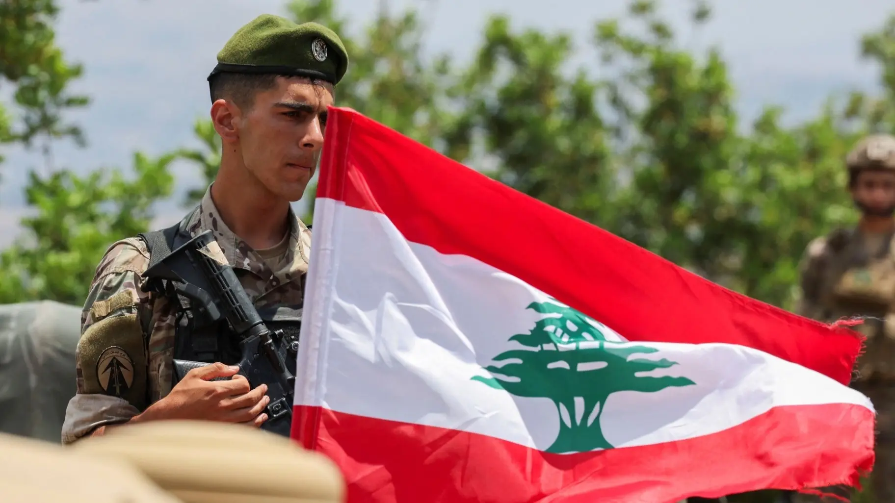 الجيش اللبناني يدخل زوطر الغربية (رويترز) الجيش اللبناني يدخل زوطر الغربية (رويترز)