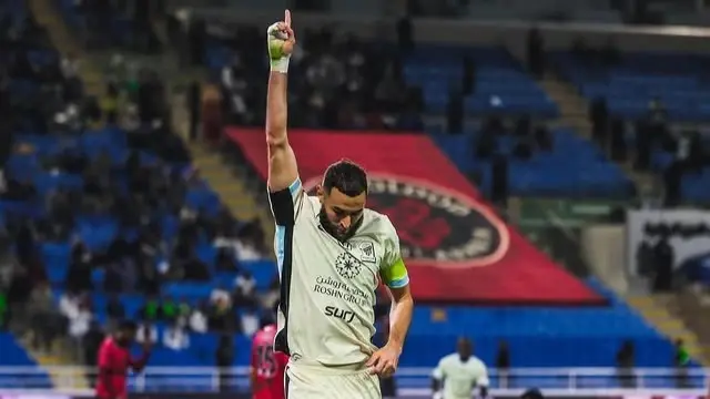 هل يستغل الهلال خلافات بنزيما والعميد للحصول على خدماته؟