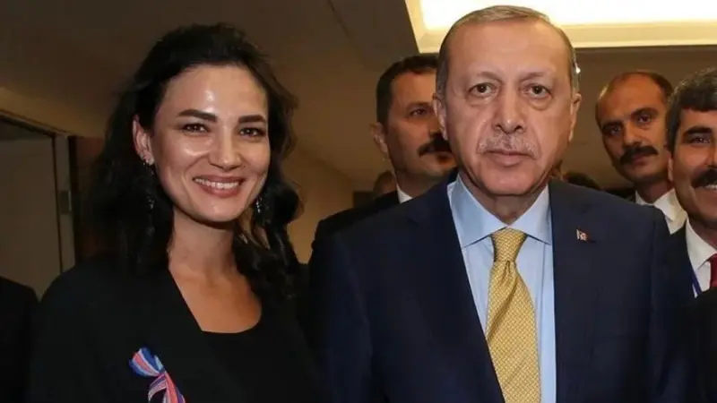 فيديو - إردوغان يُكافئ نائبة تركية قبّلت يده