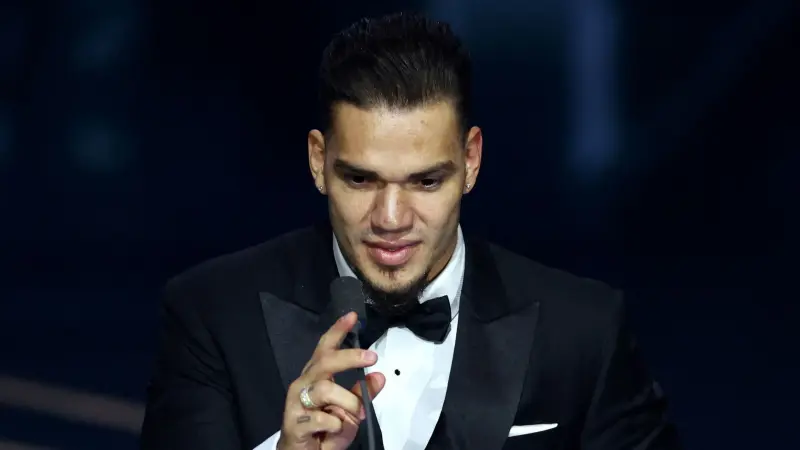 البرازيلي إيديرسون يفوز بجائزة أفضل حارس مرمى في حفل جوائز "ذا بيست 2023"