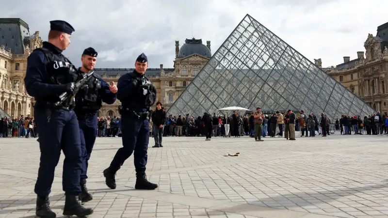 سرقة القرن.. فرنسا تكشف معلومات مثيرة عن لصوص اللوفر