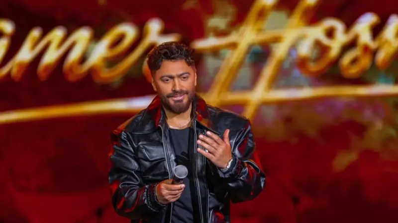 تامر حسني يرقص دبكة مع السفير الفرنسي ويصفه بـ"الفرفوش".. هل كان يعرفه؟