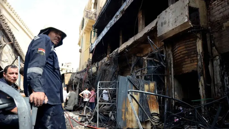 فيديو - ما سبب حريق سوق السيدة زينب في مصر؟