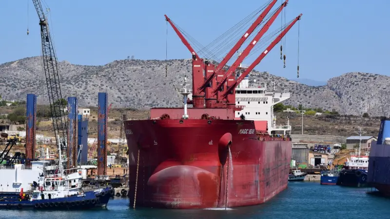 ما هي السفينة ماجيك سيز؟ قصة السفينة اليونانية التي أشعلت البحر الأحمر مجددا