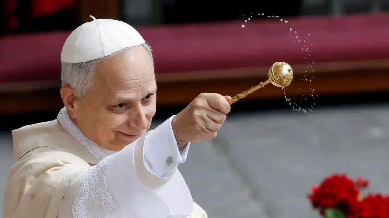 بابا الفاتيكان يندد بأوضاع الفلسطينيين بغزة في أول قداس عيد ميلاد له