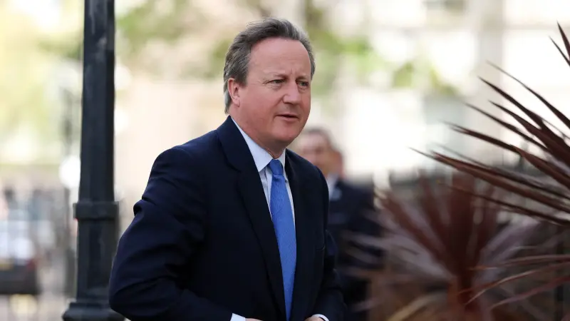 كاميرون: إسرائيل اتخذت قرارًا بالرد على إيران