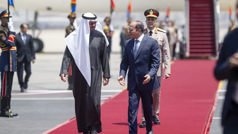 محمد بن زايد والسيسي يبحثان علاقات البلدين والتطورات الإقليمية