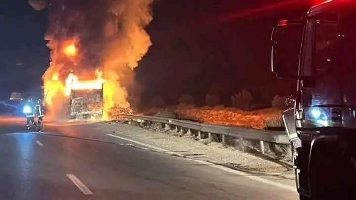 حريق هائل في حافلة لجماهير النادي الإفريقي قبيل ديربي تونس