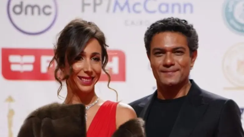 فيديو- آسر ياسين يخوض مغامرة مثيرة في الجو بصحبة زوجته