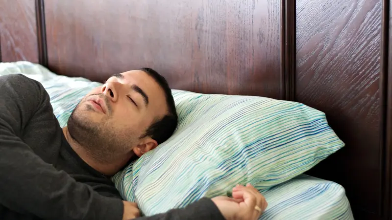 ما سبب تنميل اليدين أثناء النوم؟