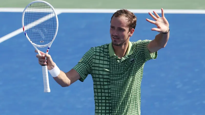 بطولة دبي - مدفيديف إلى النهائي على حساب أوجيه-ألياسيم