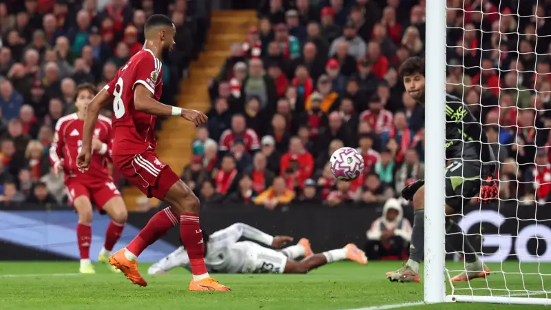 معلق مباراة ليفربول وبرينتفورد.. صوت إماراتي ذهبي