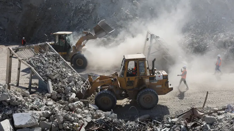 صور - الأمم المتحدة تقود مشروعا لإعادة تدوير أنقاض غزة لتأهيل الطرق