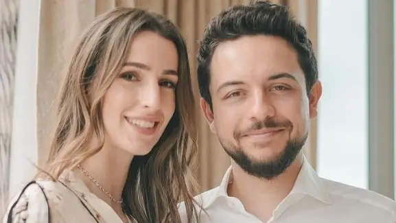 صورة- ولي عهد الأردن يُهنئ زوجته الأميرة رجوة بعيد ميلادها.. ماذا قال؟