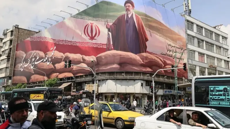 تقرير: هكذا لم يعد المرشد الأعلى لإيران يحكم السلطة العليا