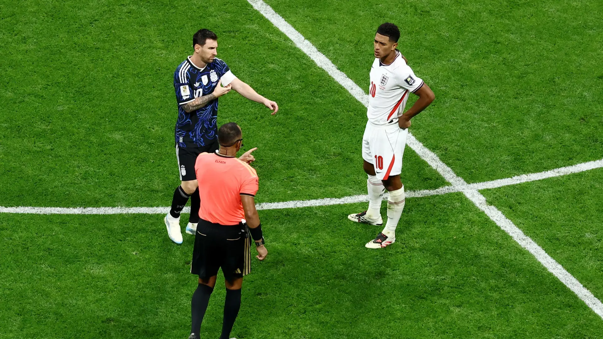 الجماهير الإنجليزية تحتج على هدف لاوتارو الحاسم بسبب مخالفة ميسي على سبينس (إكس) الجماهير الإنجليزية تحتج على هدف لاوتارو الحاسم بسبب مخالفة ميسي على سبينس (إكس)
