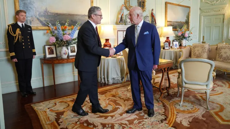 استقالة سوناك.. وملك بريطانيا يعيّن ستارمر رئيسا للحكومة