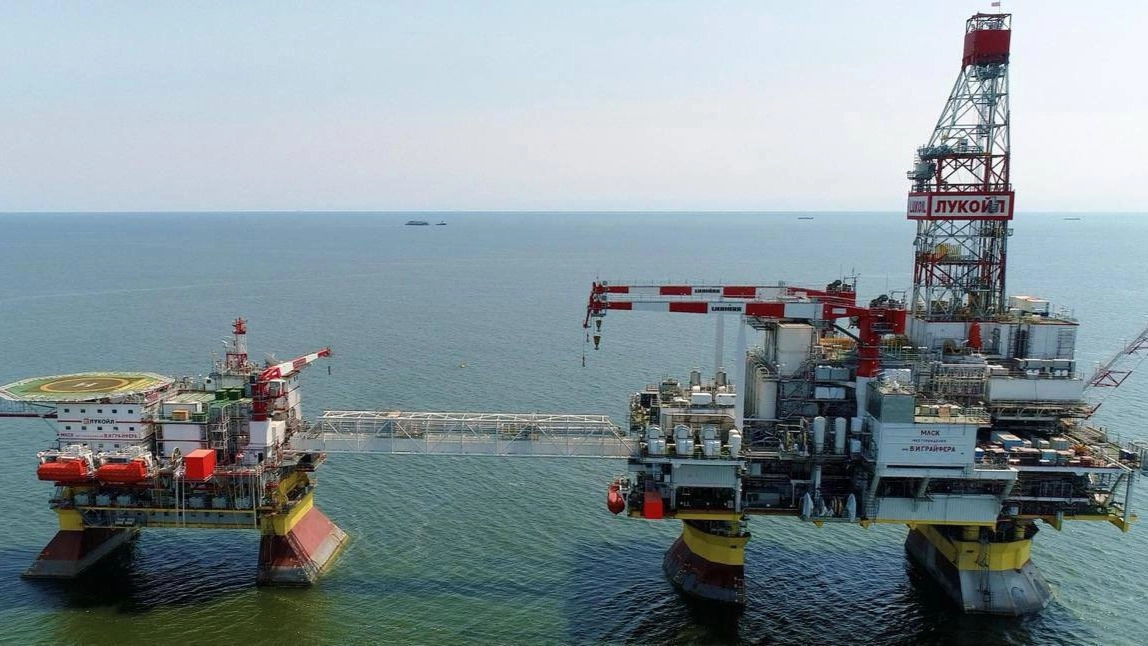 أوكرانيا تكثف هجماتها على منصات النفط الروسية 