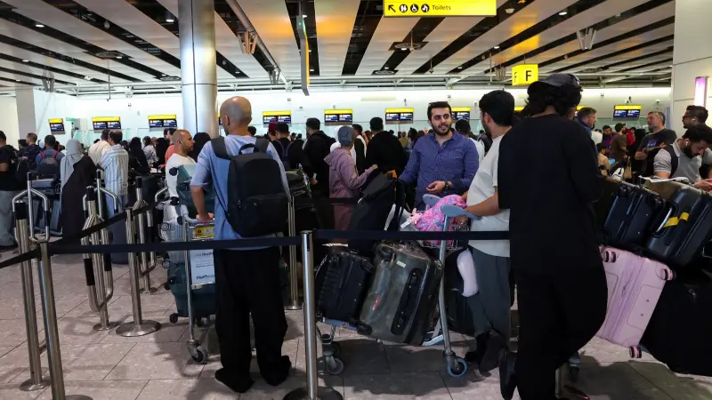 بريطانيا توقف رجلا عقب هجوم سيبراني عطل مطارات أوروبية