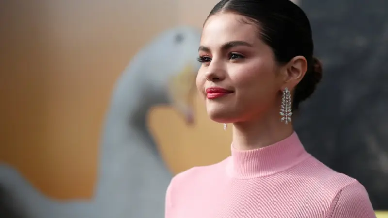 فيديو - سيلينا غوميز تثير فوضى بمحطة وقود.. وتطلب من الباباراتزي مساعدتها