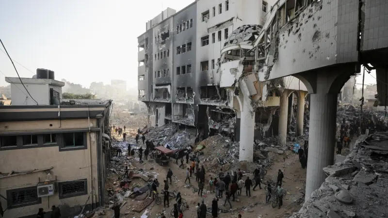 بعد انسحاب الجيش الإسرائيلي منه.. مستشفى الشفاء في غزة "دمار وجثث"