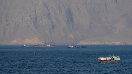 أكسيوس: محادثات بمسقط تبحث فتح الممر الأوسط في هرمز