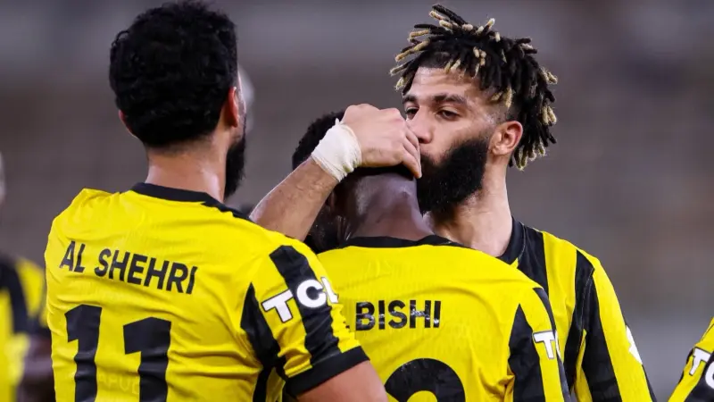 الدوري السعودي - الاتحاد يهزم ضمك بصعوبة ويتمسك بالتأهل الآسيوي