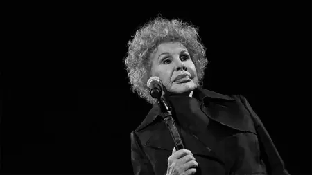 وفاة المغنية أورنيلا فانوني.. صاحبة "الشعر الأحمر المجعد"