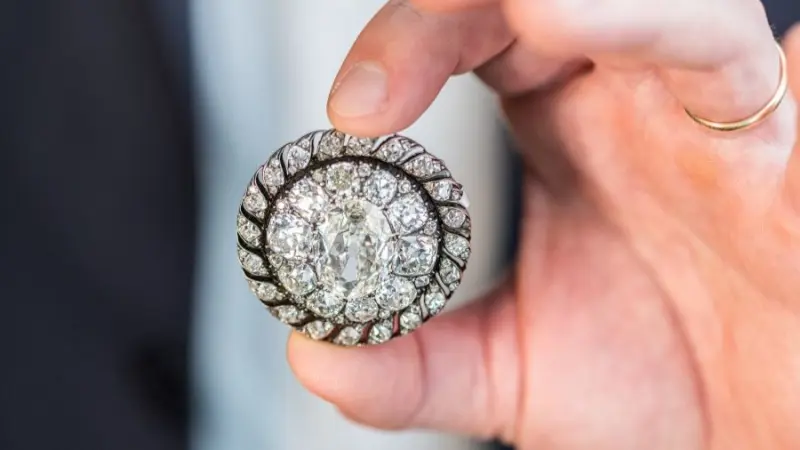 مجوهرات نادرة وبروش تاريخي لنابوليون على طاولة مزاد