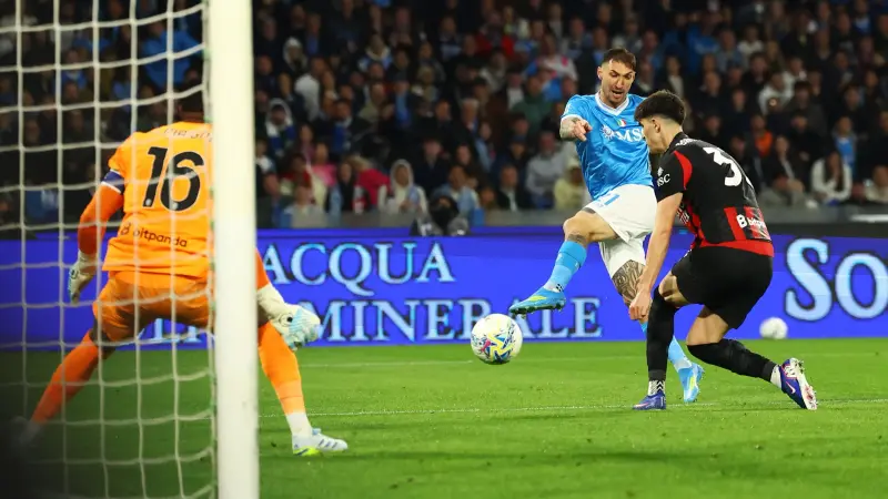 الدوري الإيطالي - نابولي يهزم ميلان ويقتنص الوصافة