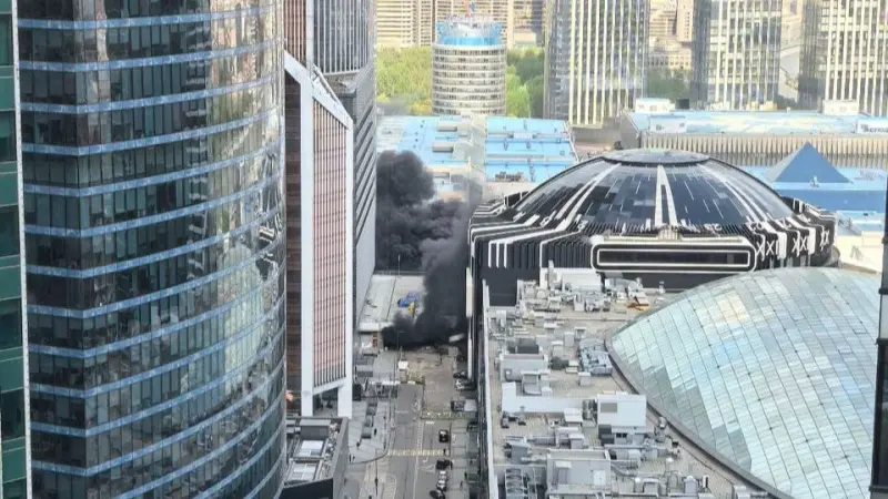 فيديو - انفجار سيارة واندلاع حريق قرب مركز للتسوق في موسكو