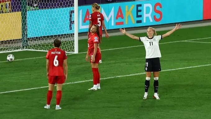 ضربة موجعة لألمانيا رغم الانتصار في افتتاح يورو السيدات.. إصابة القائدة تثير القلق